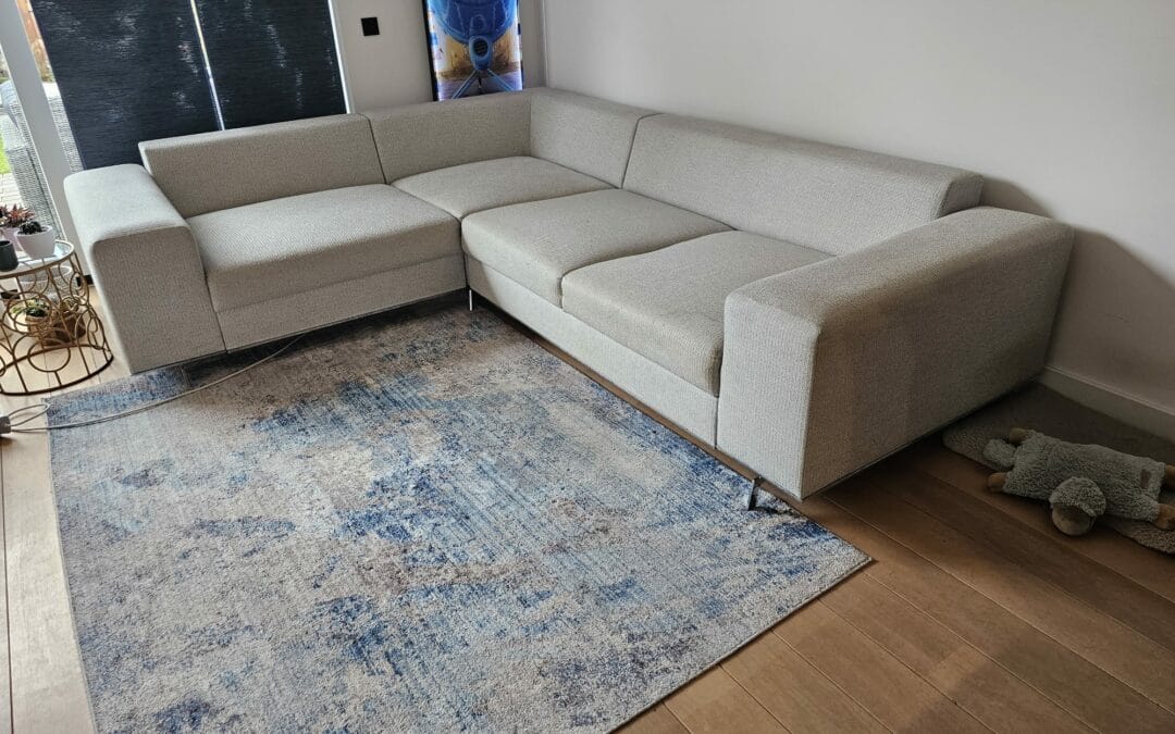 Stoffen meubels professioneel laten schoonmaken aan huis. Wat zijn de voordelen?